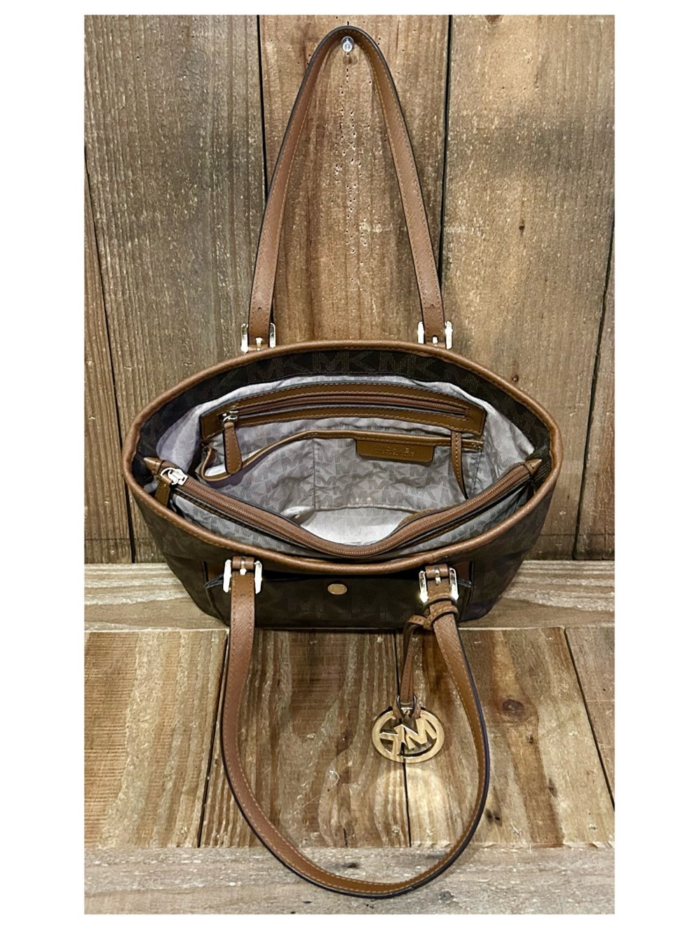 Michael Kors. 4 Piece Set: Jet Set Tote with Free Wristlet, Scarf & Dust Bag. - Picture 4 of 16